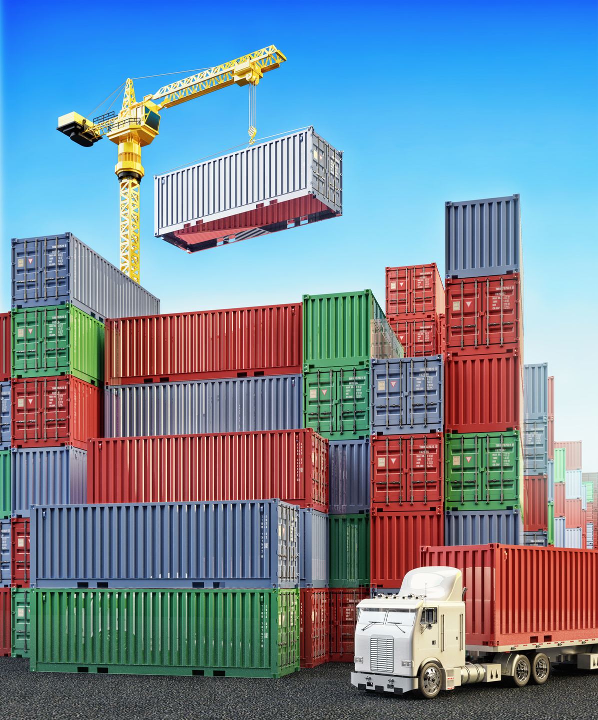 Contenedores apilados en patio con grúa en maniobra